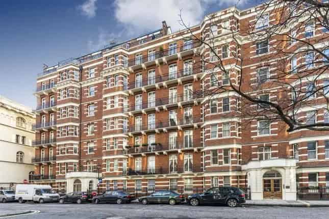 Grand 3-Bedroom Flat for Sale in Carlisle Place London