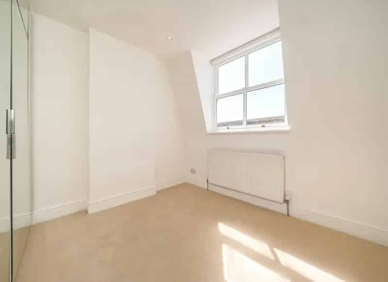 Two Bedroom Notting Hill Apartment with Balcony