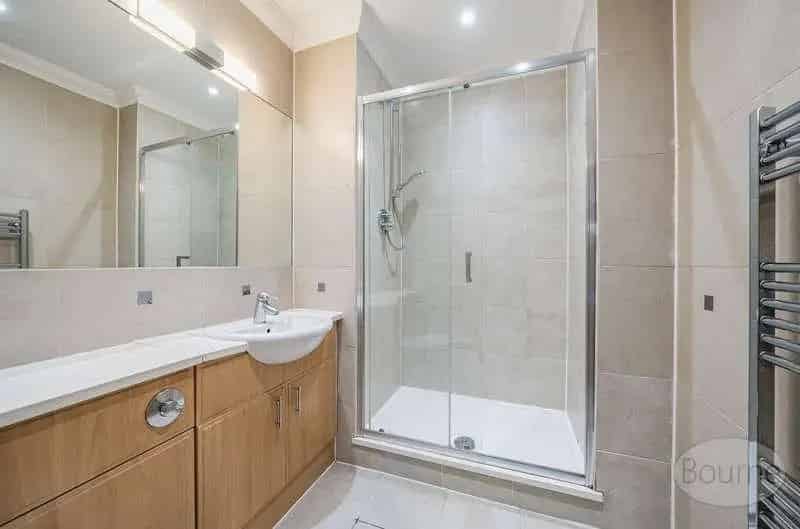 2 Bed Flat for Sale in Cobham