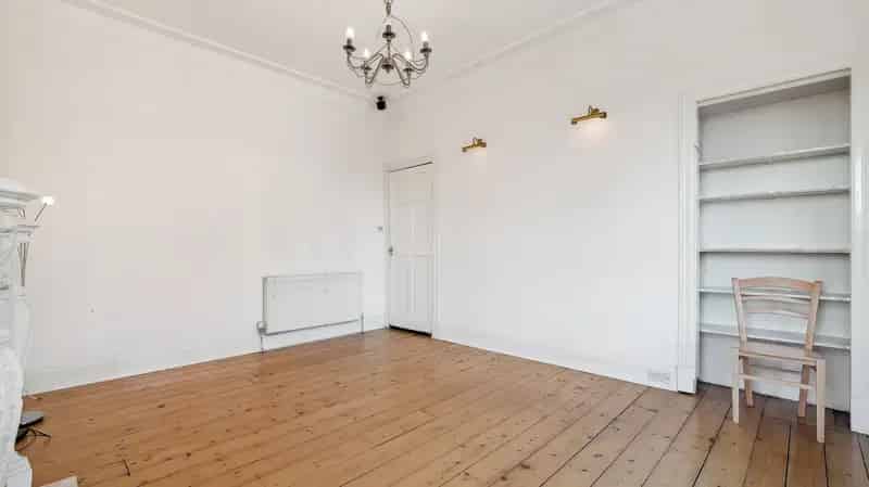 2-Bedroom Top Floor Apartment Near Queens Park Crosshill