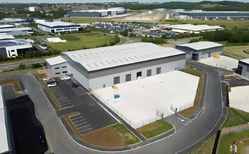 43906 sq ft Prime Industrial Warehouse To Let - M1 Motorway Access