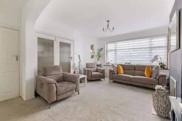 Three Bedroom Art Deco House with Garage and Garden