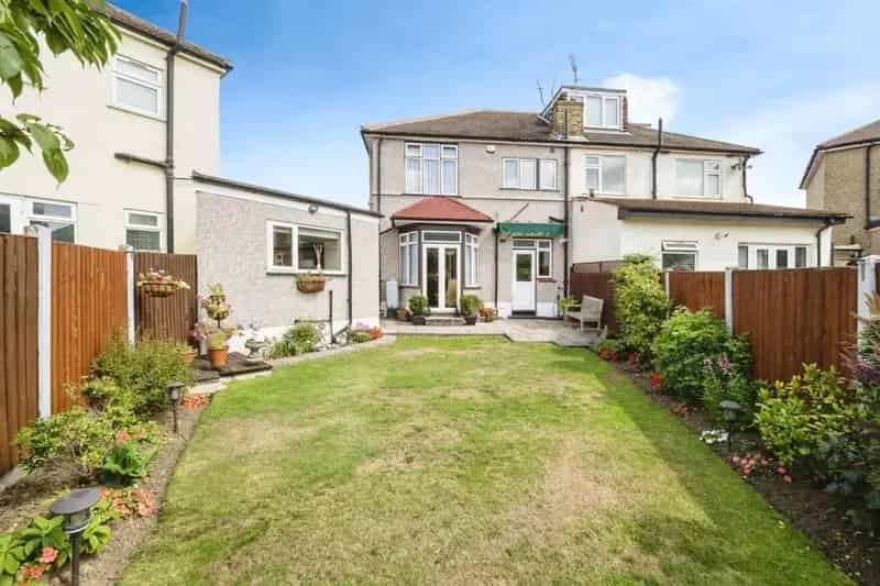 Three Bedroom Semi-Detached House with Garage and Garden