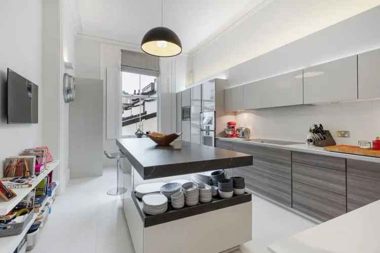 Central London Stucco-Fronted Family Home High-Tech Amenities