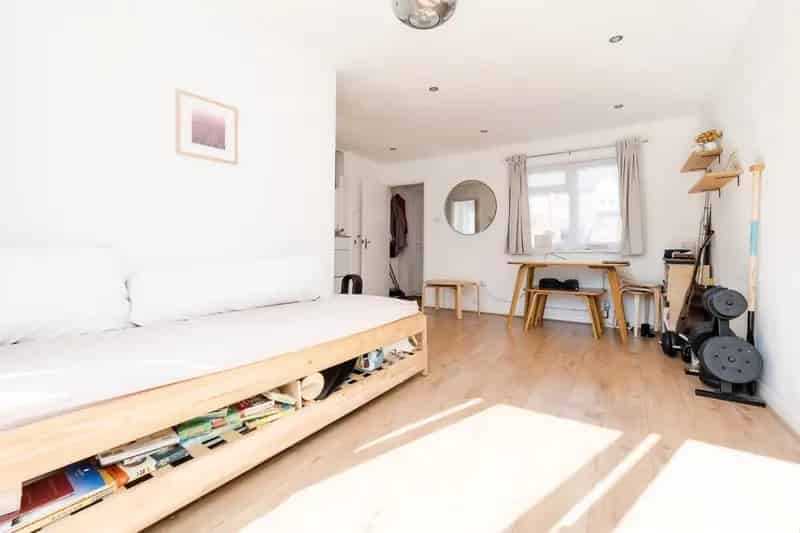 2 Bed Terrace House E16 -  Spacious Living, Great Transport Links