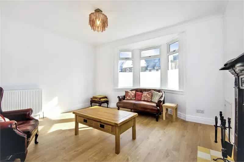 4 Bed House - Semi Detached with 1 Reception Room