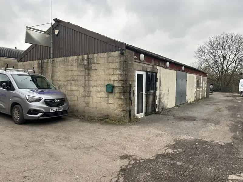 Office Store Unit 107 sq m with Yard and Lean-To