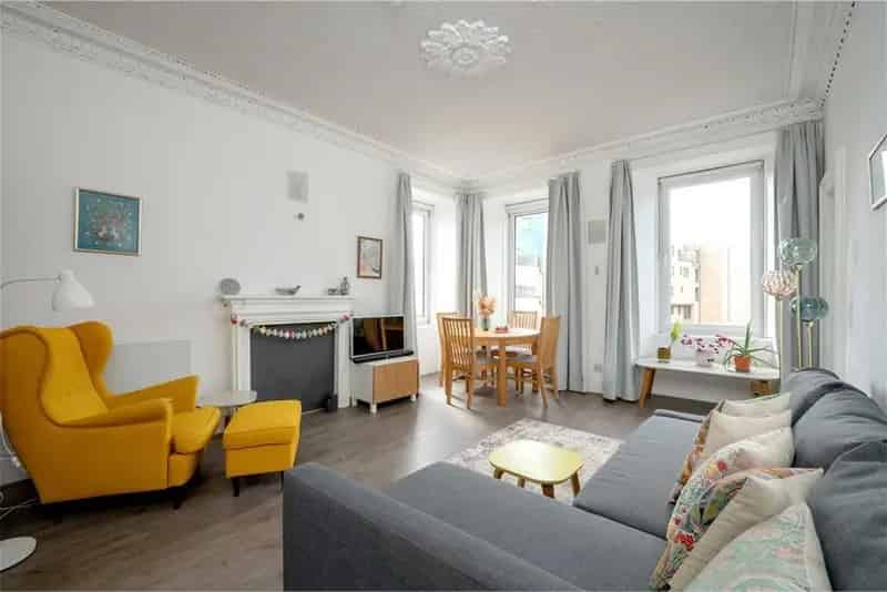 2 Bed Flat Abbeyhill Edinburgh - Spacious Apartment with Garden