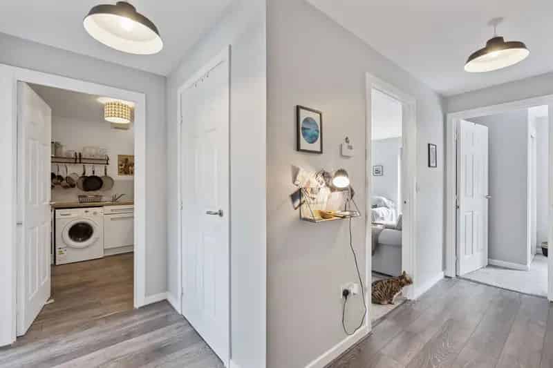 Comfortable 2-Bedroom Flat in Stirling with Shared Garden and Parking