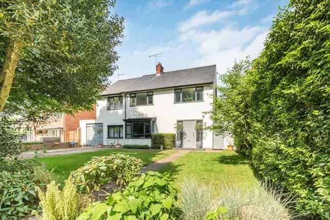 Stylish Family Home in Cambridge Park Twickenham