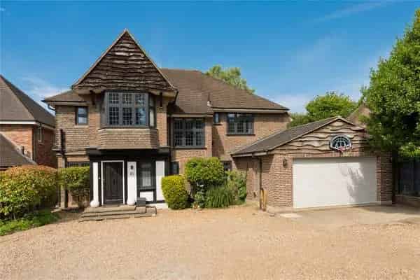 Spacious Family Home with Pool and Garden in Esher