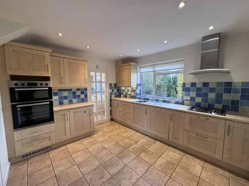 3 Bedroom Detached House Littledown - Large Family Home