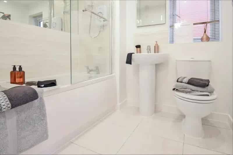 Luxury 2-Bedroom Semi-Detached House with Large Garden and Parking
