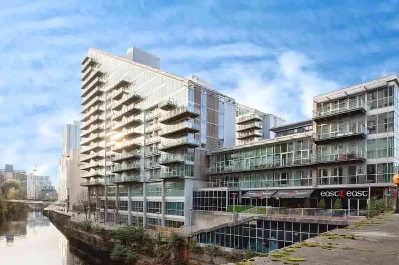 1 Bed Apartment Salford Quays  Secure Parking Balcony
