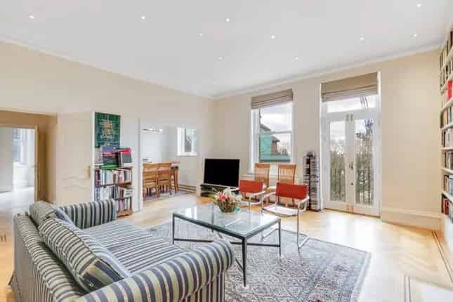 3-Bed Hampstead Apartment  1461sqft  Village Location