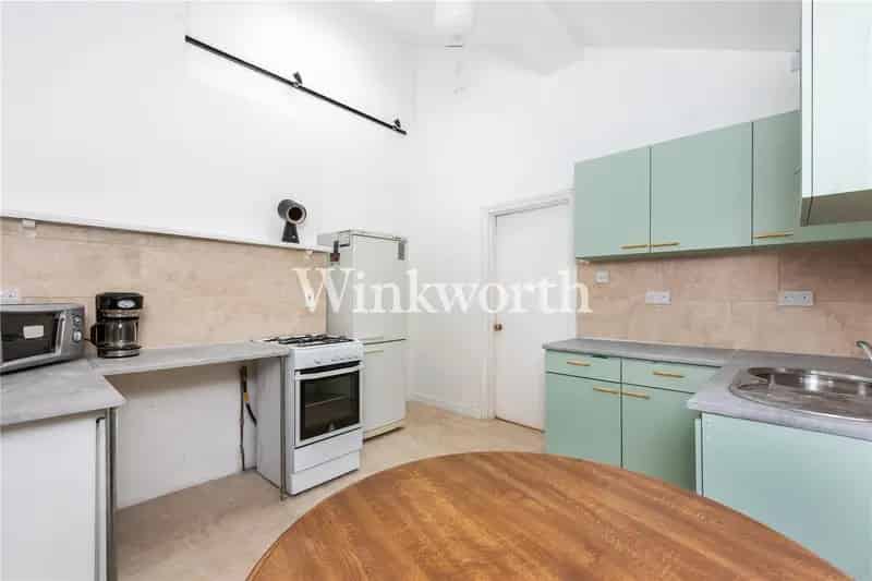 2 bedroom maisonette in London