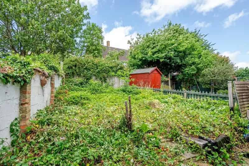 Three Bedroom House Near Gordon Hill Station - Modernisation Needed