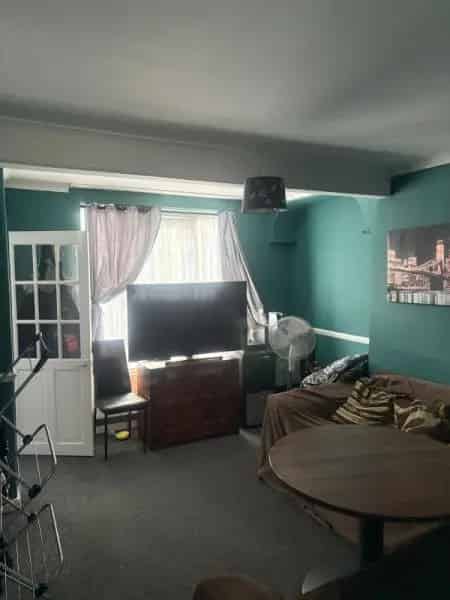 Two Bedroom House Near Chingford Station