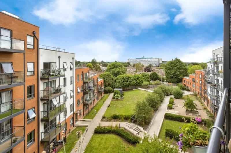 2-Bed Flat with En-Suite, Balcony & Parking