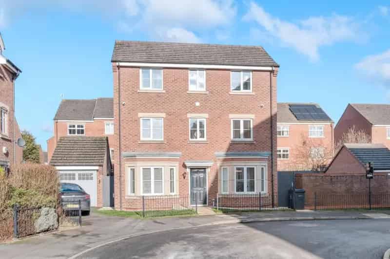 4 Bedroom Detached House for Sale in Northfield Birmingham