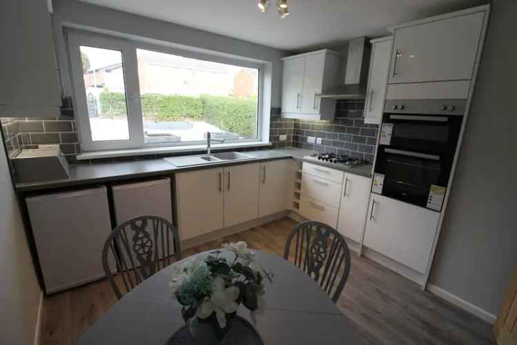 Detached Bungalow To Let - Ample Parking Two Double Bedrooms Modern Kitchen