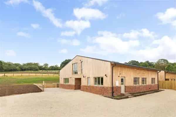 Stunning Oak-Clad Barn 3370 sq ft 4 Beds 3 En-suite Peaceful Countryside Retreat