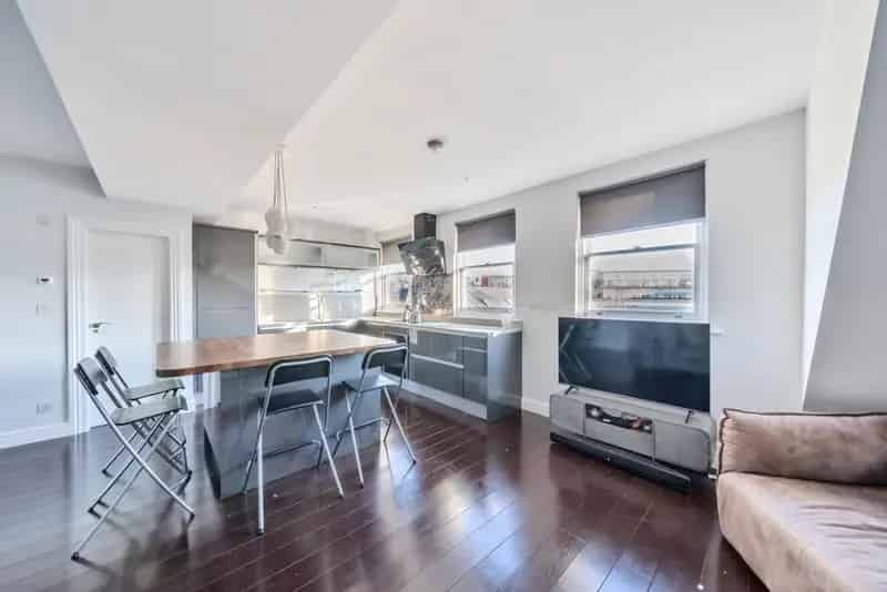 Top Floor Apartment near Queens Park Station
