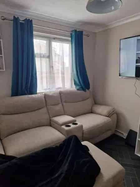 2 Bed Ground Floor Flat Near Town Centre
