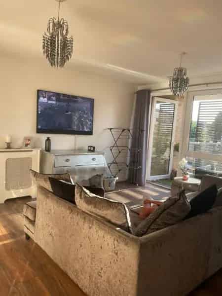 2+1 Bedroom Flat with Balcony and Communal Garden