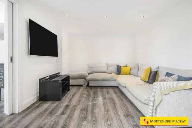 Detached House for Sale in London N21