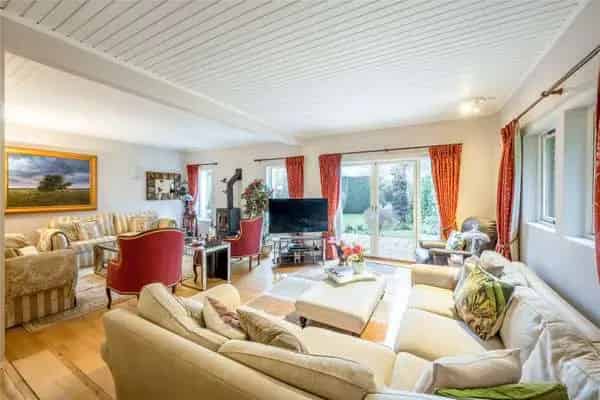 Spacious Scandi Hus in Sevenoaks with 5 Bedrooms and Established Garden
