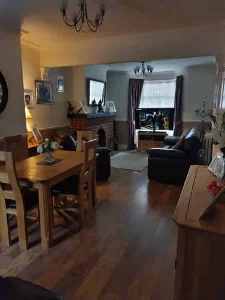 Large 2 Bedroom Victorian House Near Amenities