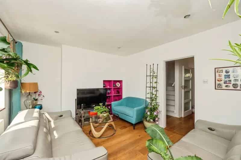 Family Home in Castle Park with Garden and Outbuilding