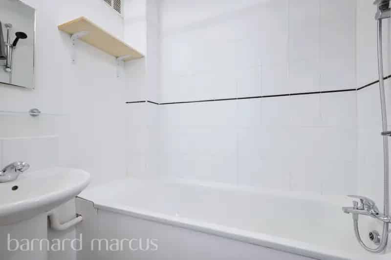 Spacious 2-Bed Split Level Flat Near A3 and Surbiton Station