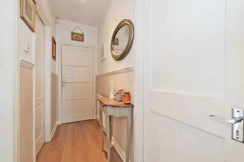 Two Double Bedroom Ground Floor Flat with Exclusive Gardens