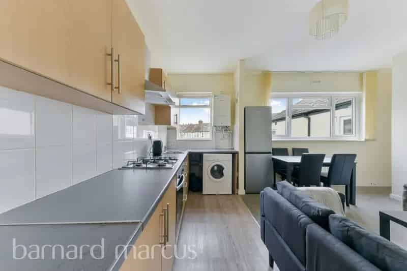 3 Bed Split Level Flat Streatham - Modern Comfort and Period Charm
