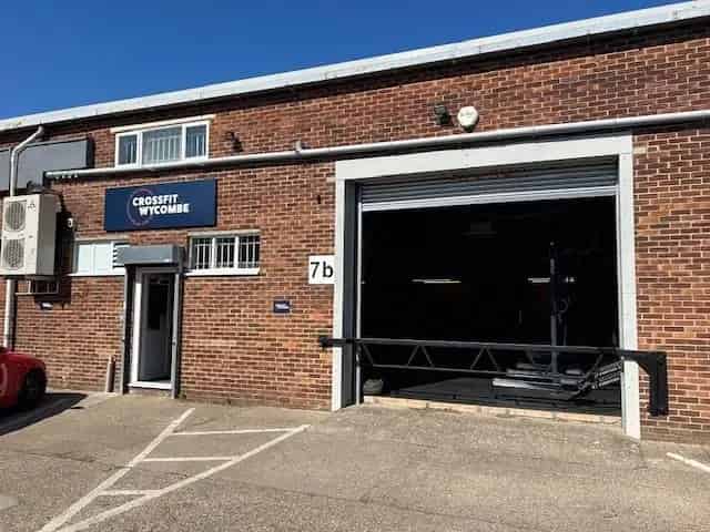 Mid Terrace Unit with Roller Shutter Access