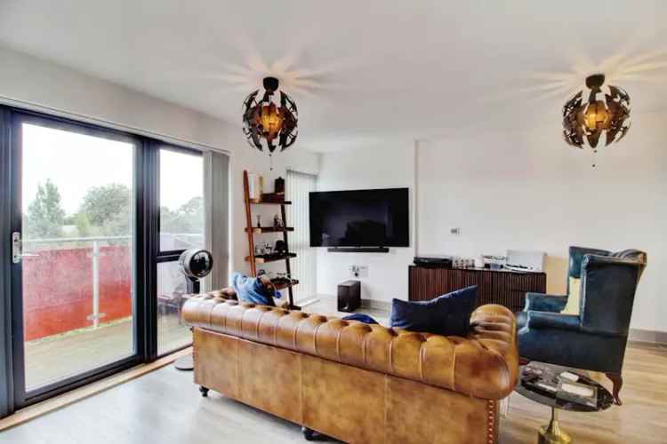 Modern 1-Bed Apartment in Paintworks Bristol with River Views and Parking