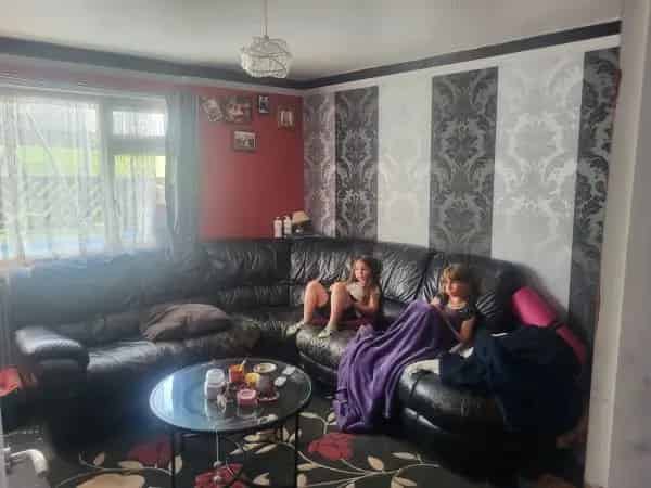 Mid Terrace House Near School and Amenities