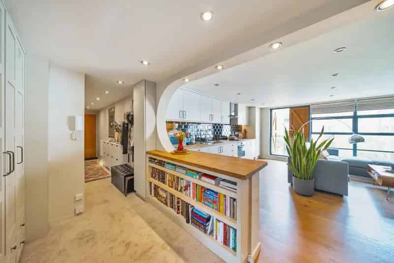 Alaska Building 2-Bed Apartment with Parking and Concierge