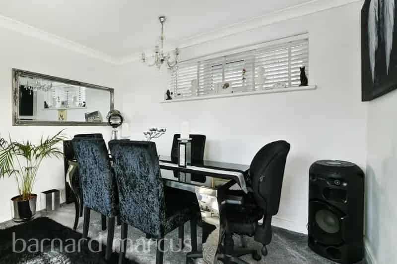 600sqft Apartment - Modern Kitchen & Bathroom - Perfect for Downsizers or First Time Buyers