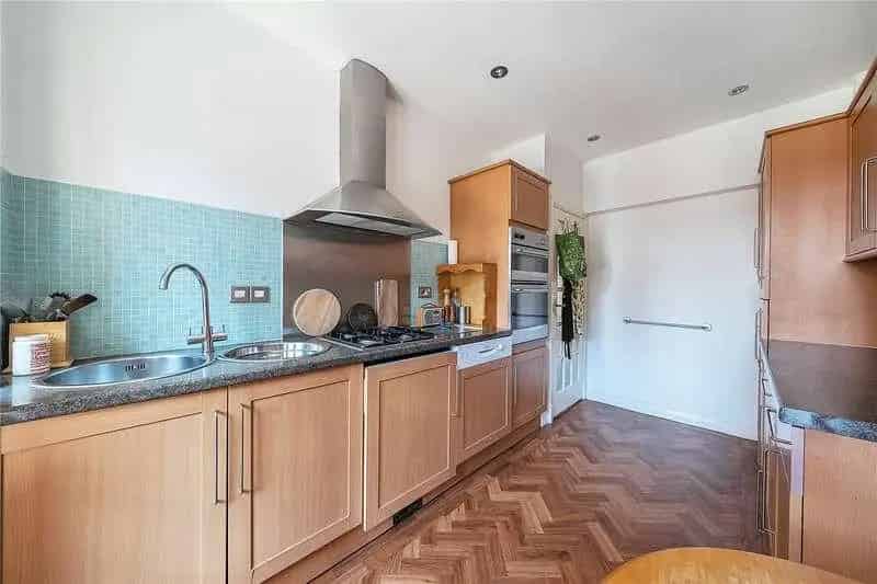 2 bed flat for sale