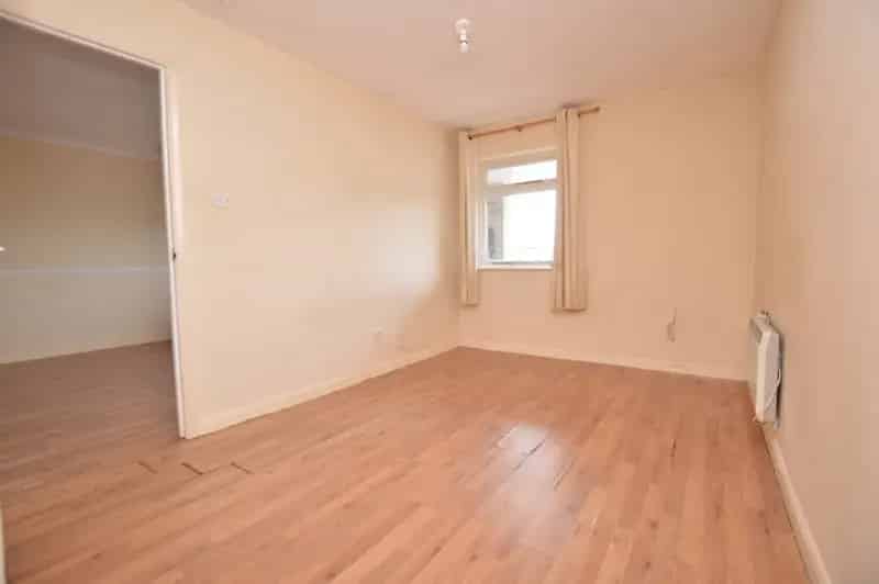 1 Bedroom Flat For Sale Knaphill - Modernisation Needed