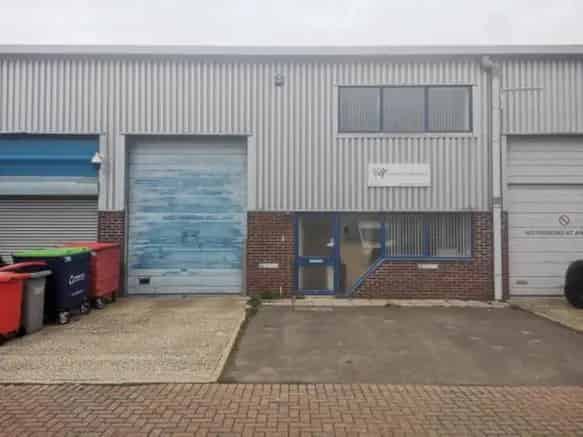 Modern Business Unit with Offices and Mezzanine in Welwyn Garden City