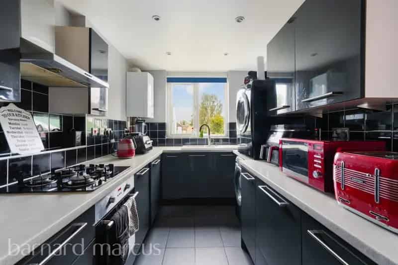 Semi Detached House 3 bed 2 bath Garden Driveway Garage