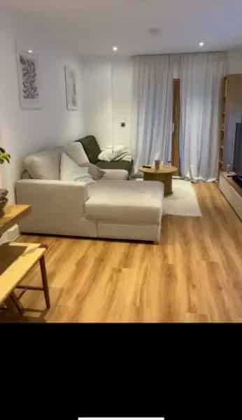 1st Floor Flat Near Southall Station - Large Bedroom & Lift Access