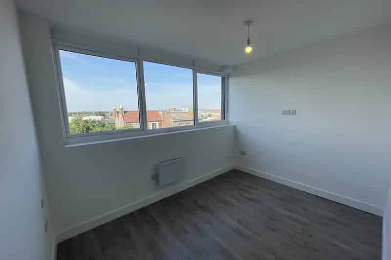 2 Bed Flat Zero Deposit Available Modern Kitchen