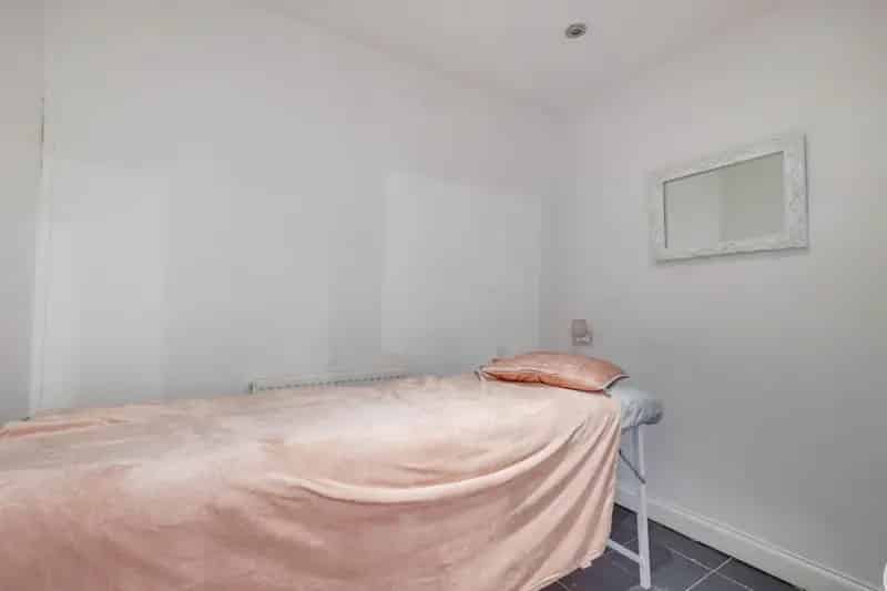 Commercial Property with Hair Salon and 4-Bedroom Living Space