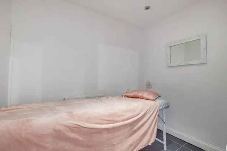 Commercial Property with Hair Salon and 4-Bedroom Living Space