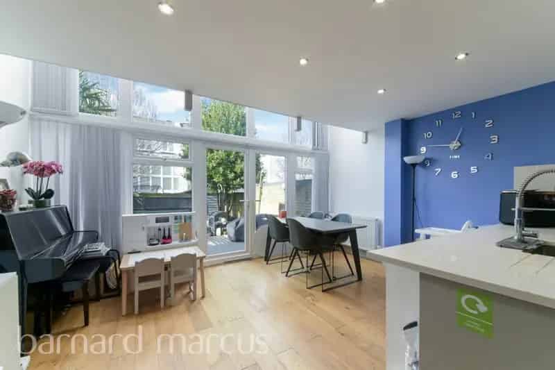 Spacious 4-Bedroom End Terrace House Near West Ewell Station